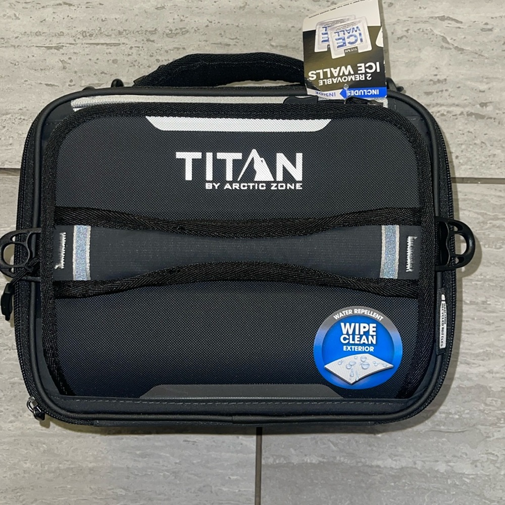 Titan by Arctic Zoneb lunch box